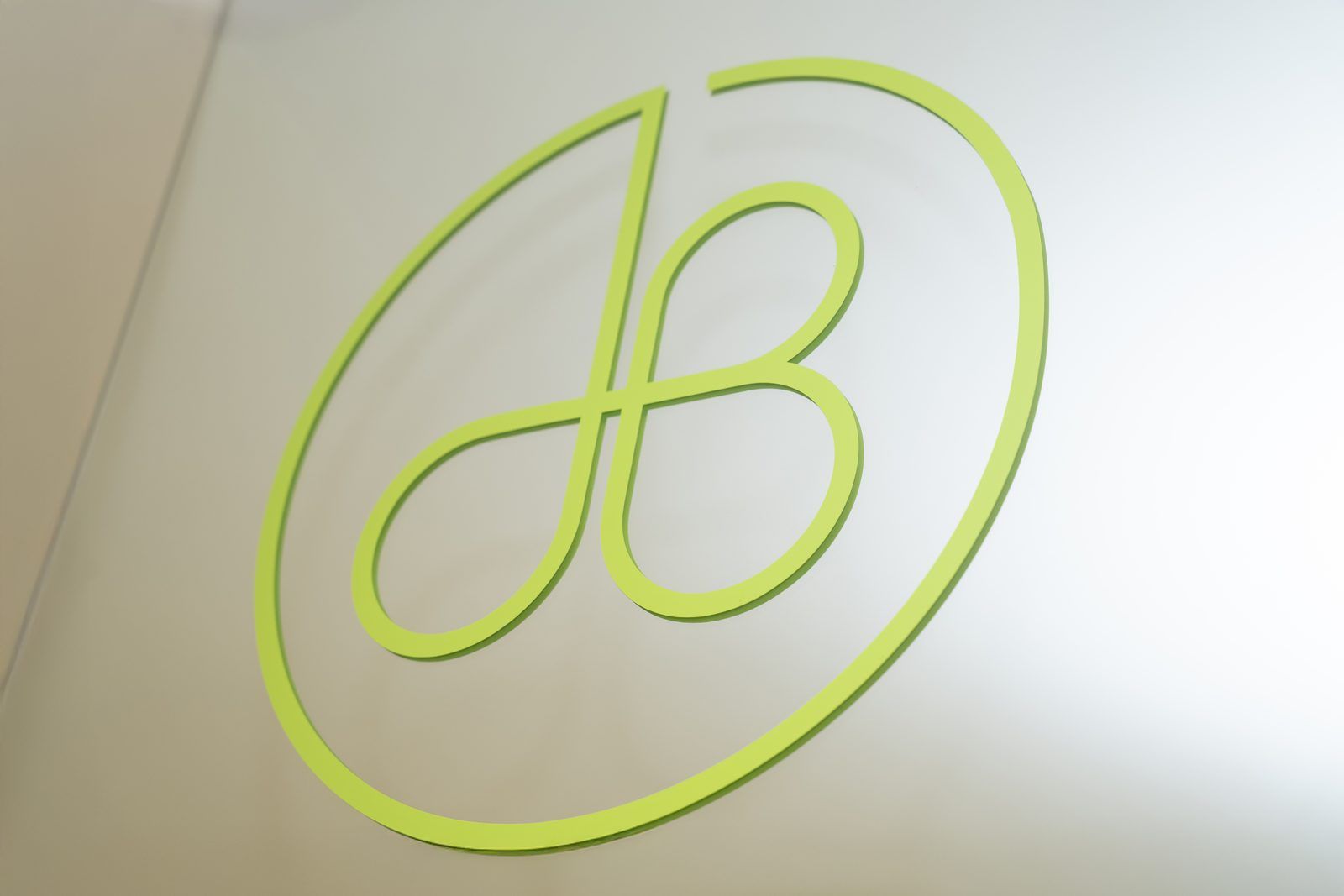 DentBlanc-Logo an der Praxiswand