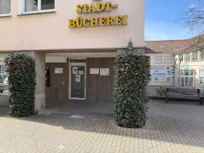 Eingang zum Gebäude der Stadtteilbibliothek Botnang, in dem die Praxis DentBlanc liegt