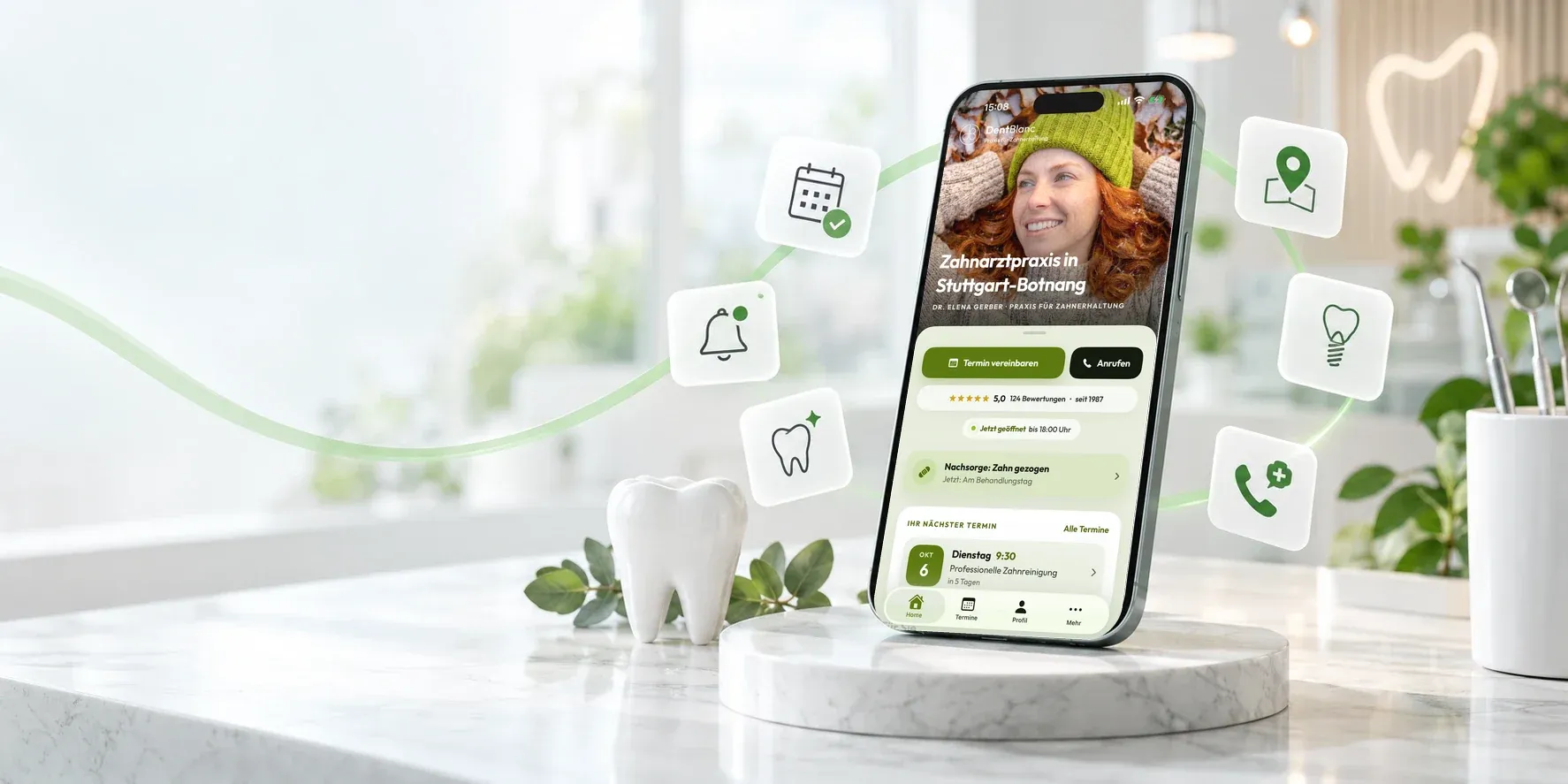 Ein iPhone mit der Startseite der DentBlanc-App 2.0 steht auf einem Marmorsockel, umgeben von Symbolen für Termine, Erinnerungen, Zahnpflege, Anfahrt und Notruf.