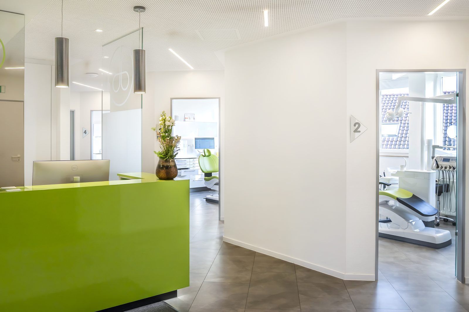 Blick vom Empfang in die Behandlungszimmer bei DentBlanc