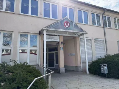 Durchgang durch das Gebäude neben der Tierarztpraxis