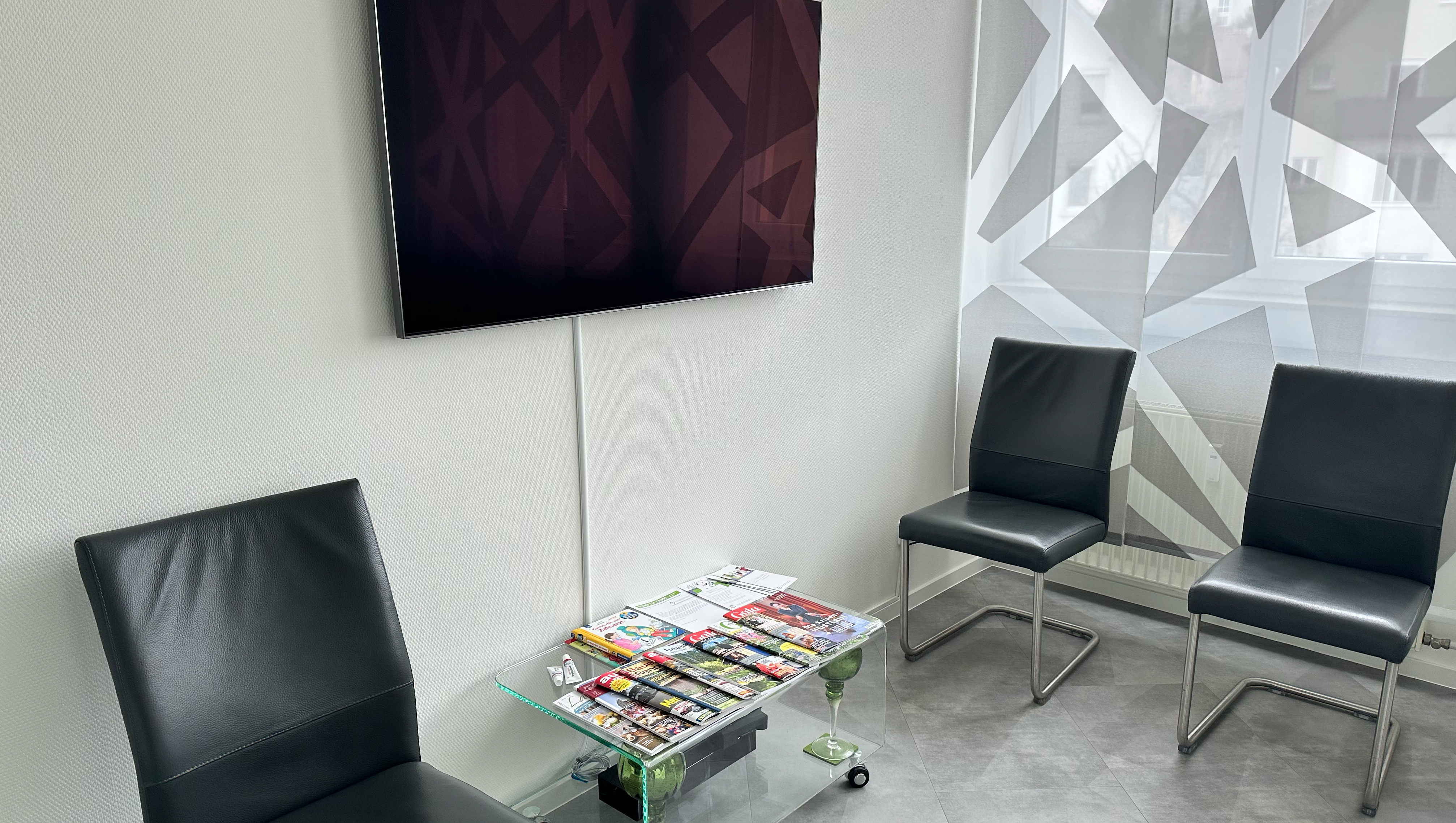 Wartezimmer mit Zeitschriften und iPad‑Anmeldung